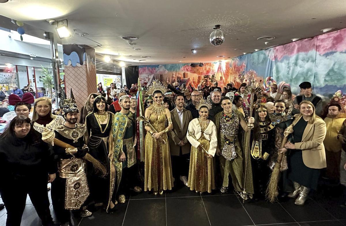 Los centros sociales de Águilas se reunieron ayer en el C.C. Águilas Plaza para celebrar el carnaval.