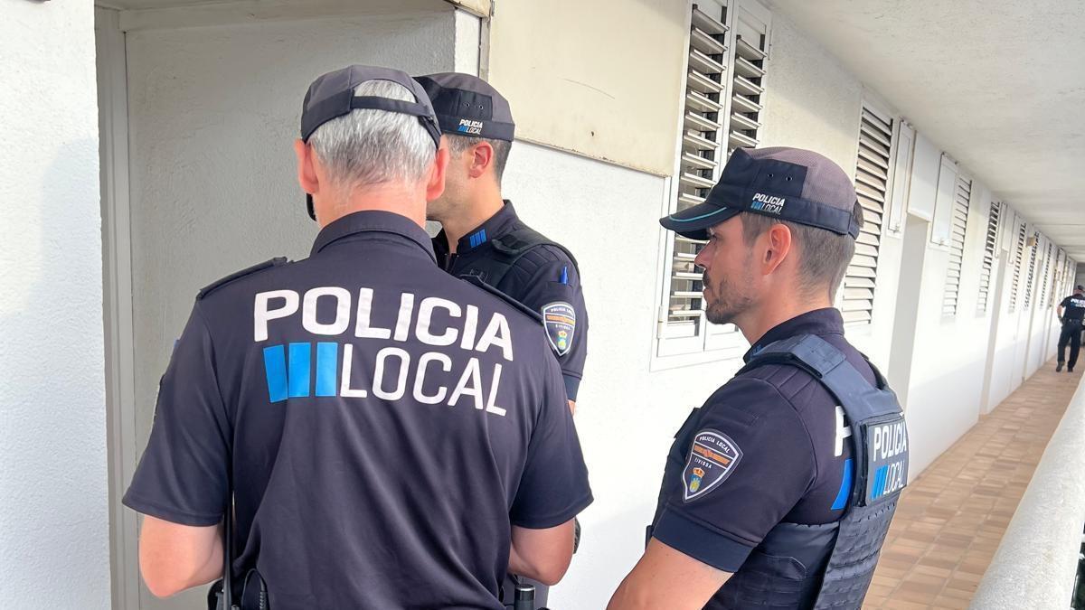 Agentes de la Policía Local de Ibiza durante una inspección.