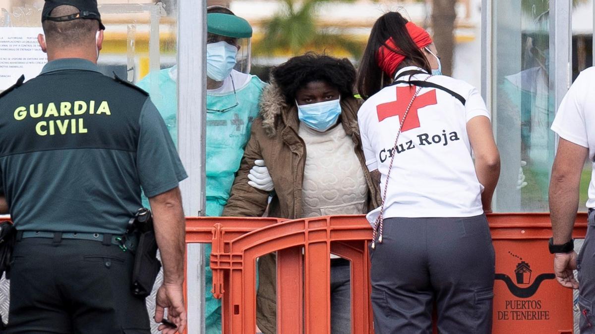 Salvamento rescata en Tenerife a 37 inmigrantes en una patera, entre ellos ocho menores