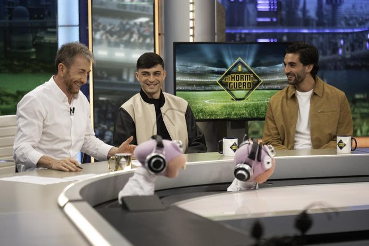 Pedri y Ferran con Pablo Motos en El Hormiguero.