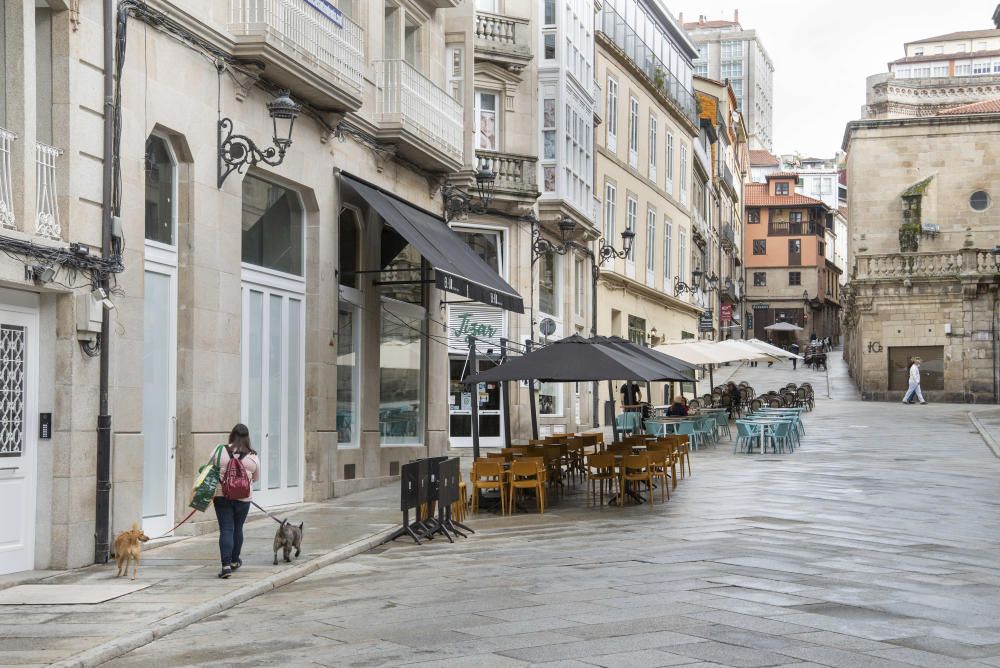 Terrazas vacías y poca afluencia por la calle en el primer fin de semana con reuniones prohibidas. // Carlos Peteiro