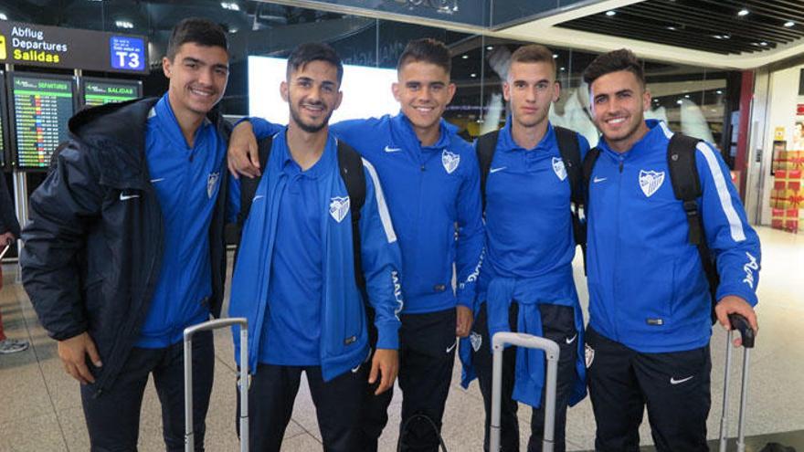 Los Juveniles del Málaga, en el aeropuerto.