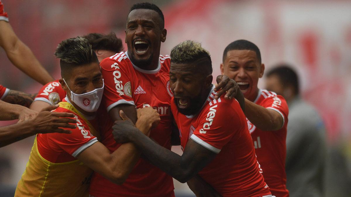 Edenilson celebra con sus compañeros el gol de la victoria en el Gre-Nal