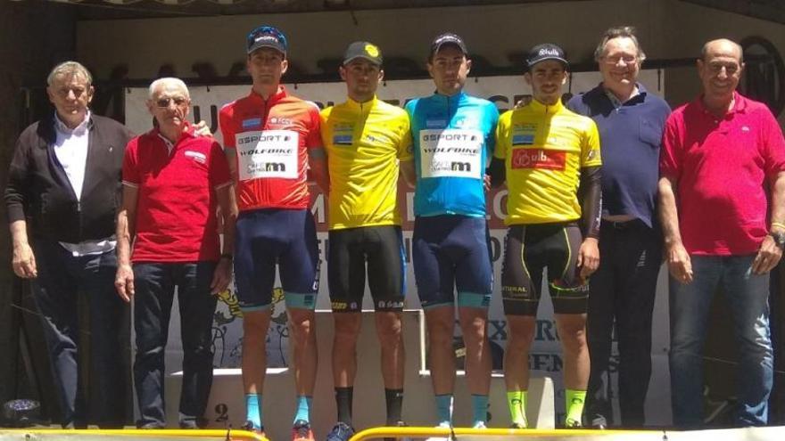 Aitor Escobar y Quique Gandía, con los maillots de líderes de la Challenge