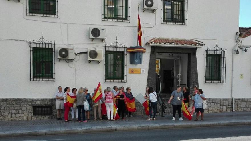 Grupo de vecinos en la comisaría de la Policía en El Palo.