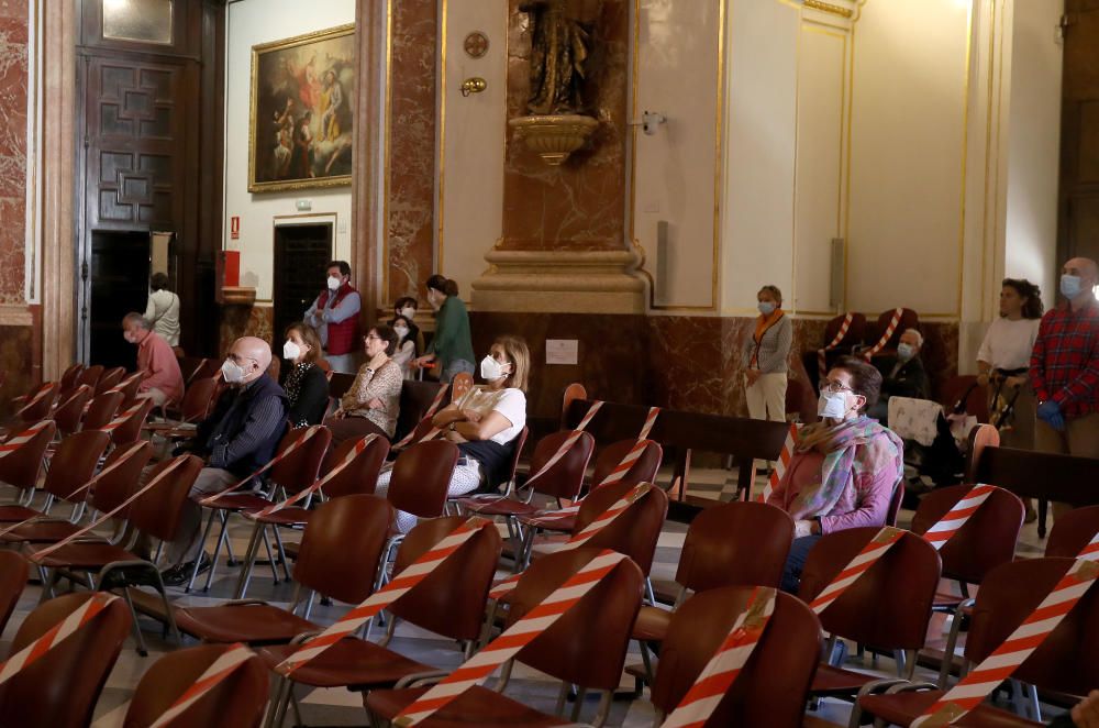 Puertas abiertas en la basílica el día de la festividad de la Virgen de los Desamparados.