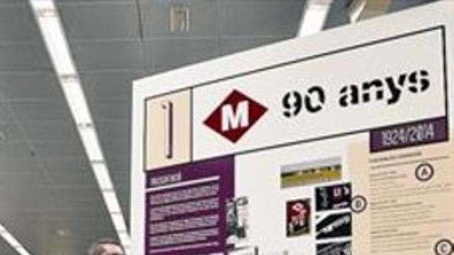 Un transeúnte lee los carteles de la exposición, el viernes en Lesseps.