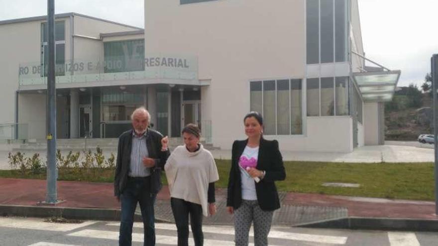 Landín, Luisa Piñeiro y Nidia Arévalo, ayer, en el polígono de Barro.