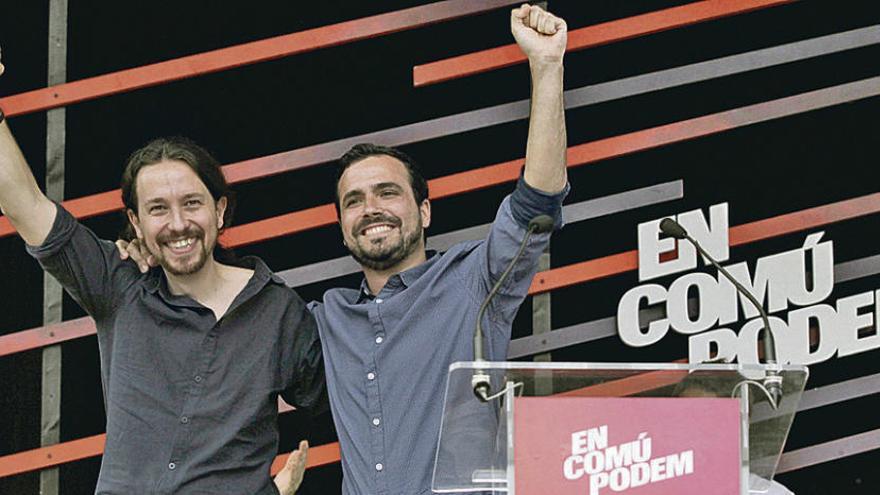 Iglesias y el líder de IU, Alberto Garzón, en el mitin que compartieron con Domènech. // Efe