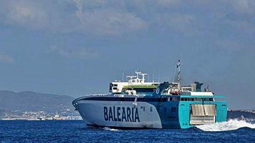 El &#039;fast ferry&#039; &#039;Ramon Llull&#039; enlaza Denia con la Savina.