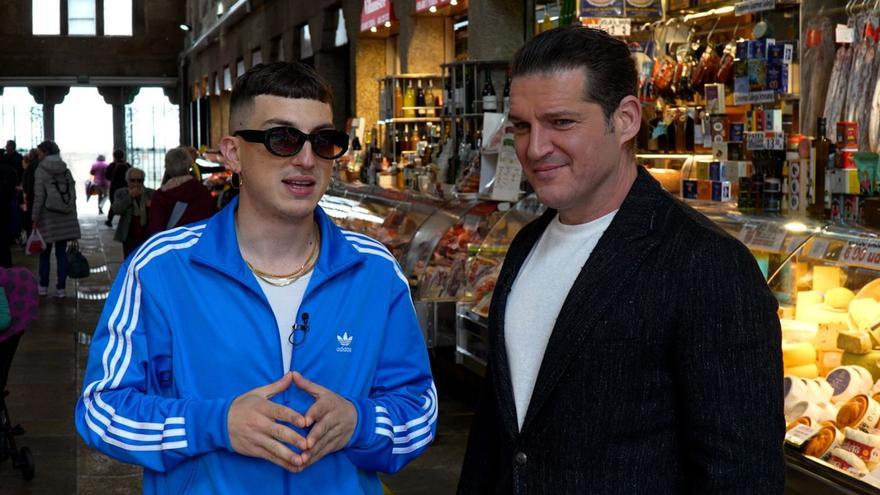 Ortiga e Manu Tenorio, no mercado de abastos de Santiago. | TVG