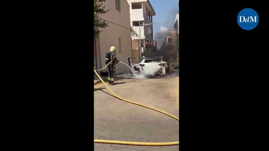Arde un coche cuando circulaba por las calles de la Colònia de Sant Jordi