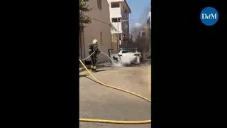 Arde un coche cuando circulaba por las calles de la Colònia de Sant Jordi