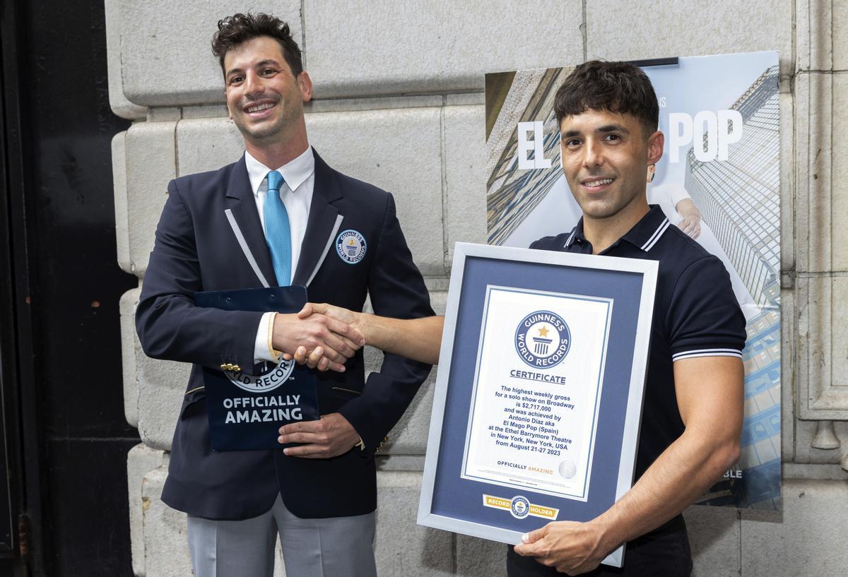 El Mago Pop recibe premio Récord Guiness por recaudación en un show en Nueva York.