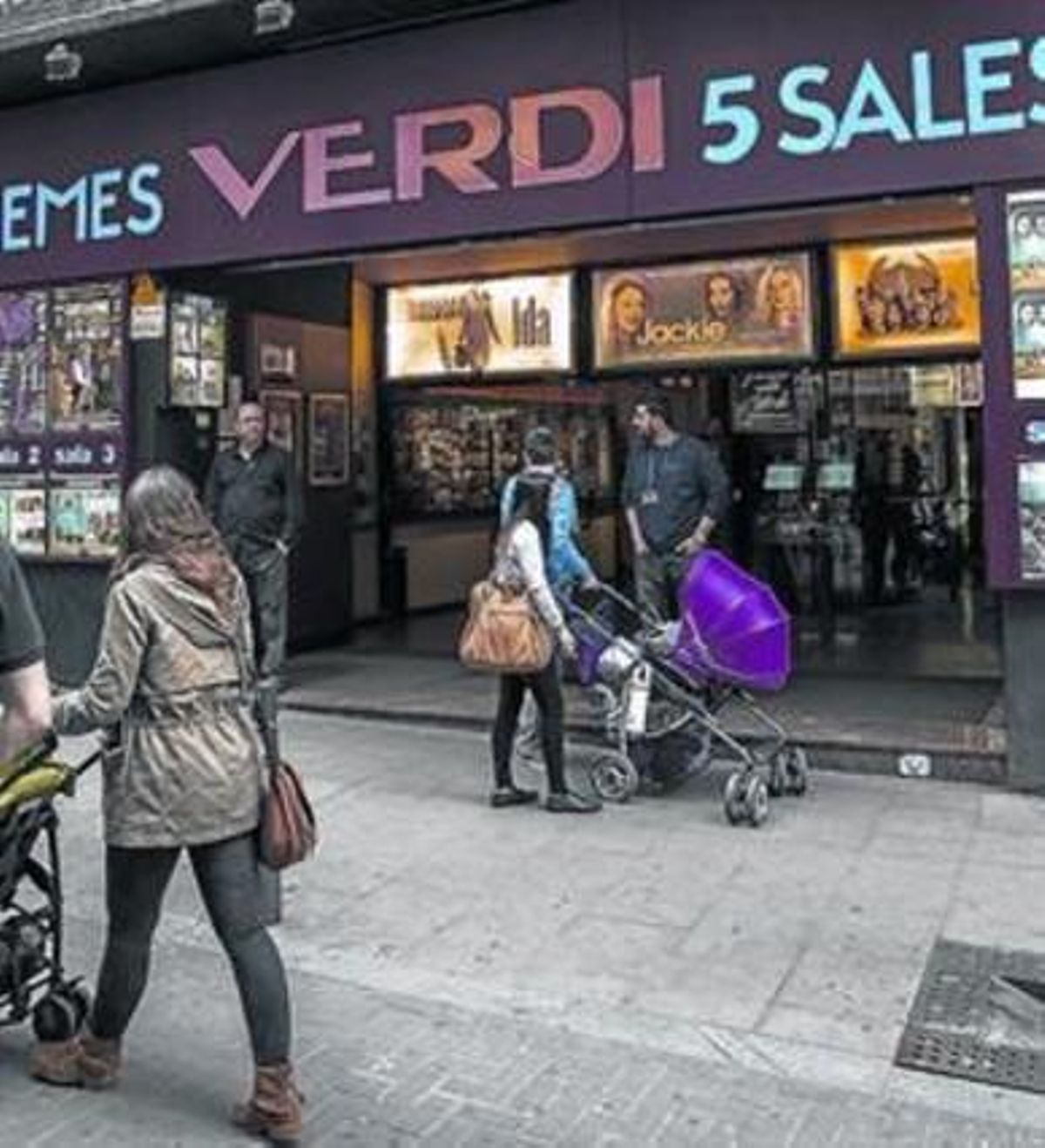Cine de barri .La façana dels Cines Verdi