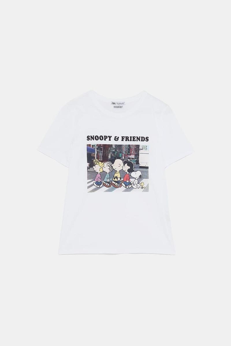 Camiseta de Snoopy y sus amigos de Zara. (Precio: 12, 95 euros)