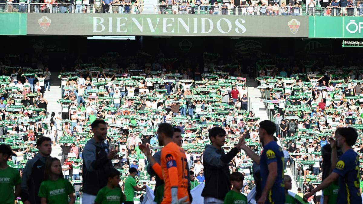 Ambiente previo al Elche - Atlético de Madrid en el Martínez Valero