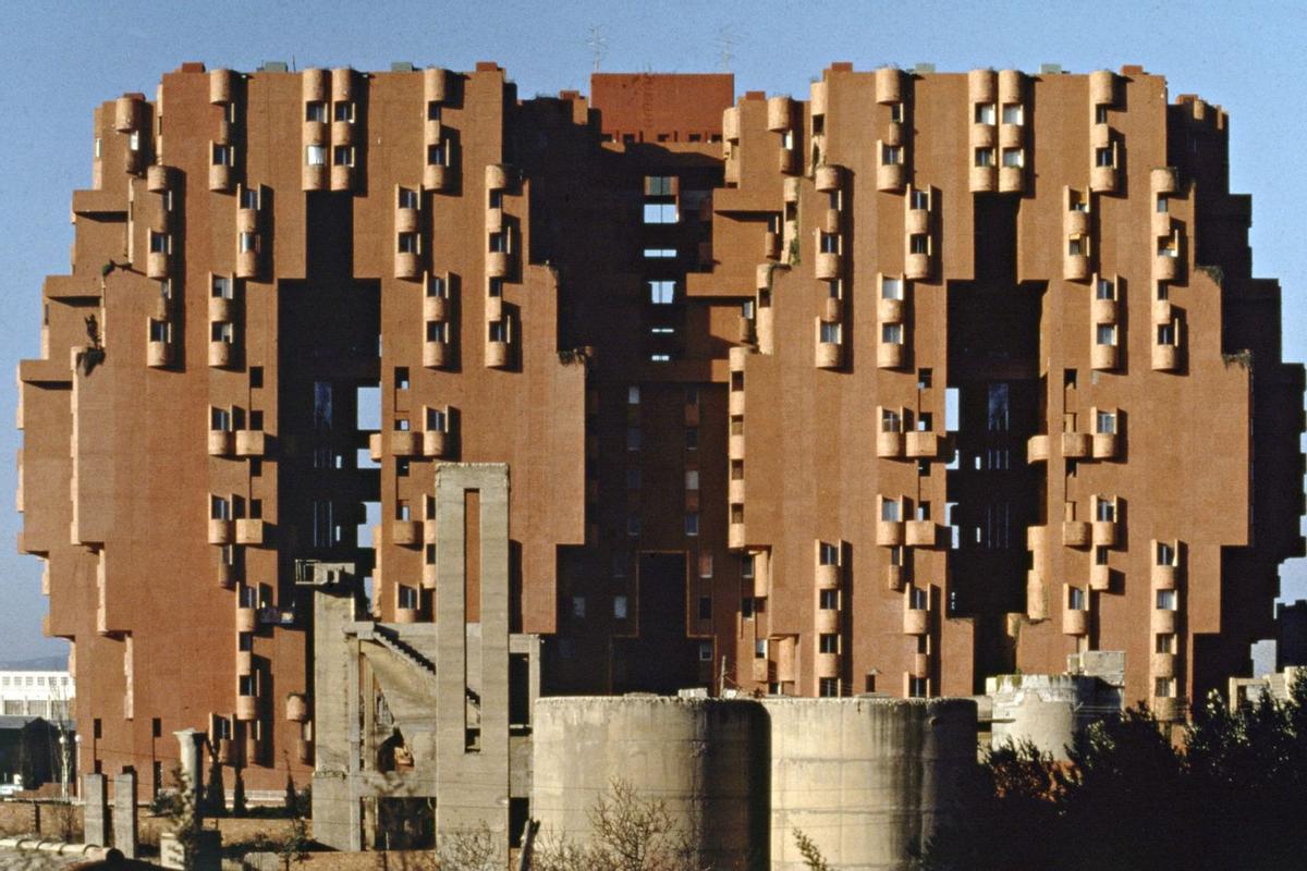 Edificio Walden en Sant Just Desvern, Barcelona, finalizado en 1975