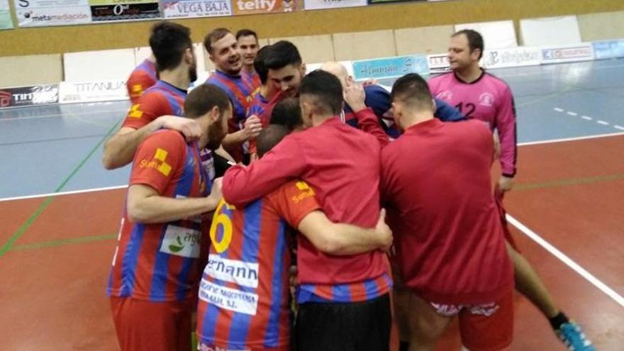 Los jugadores del Almoradí, durante un tiempo muerto