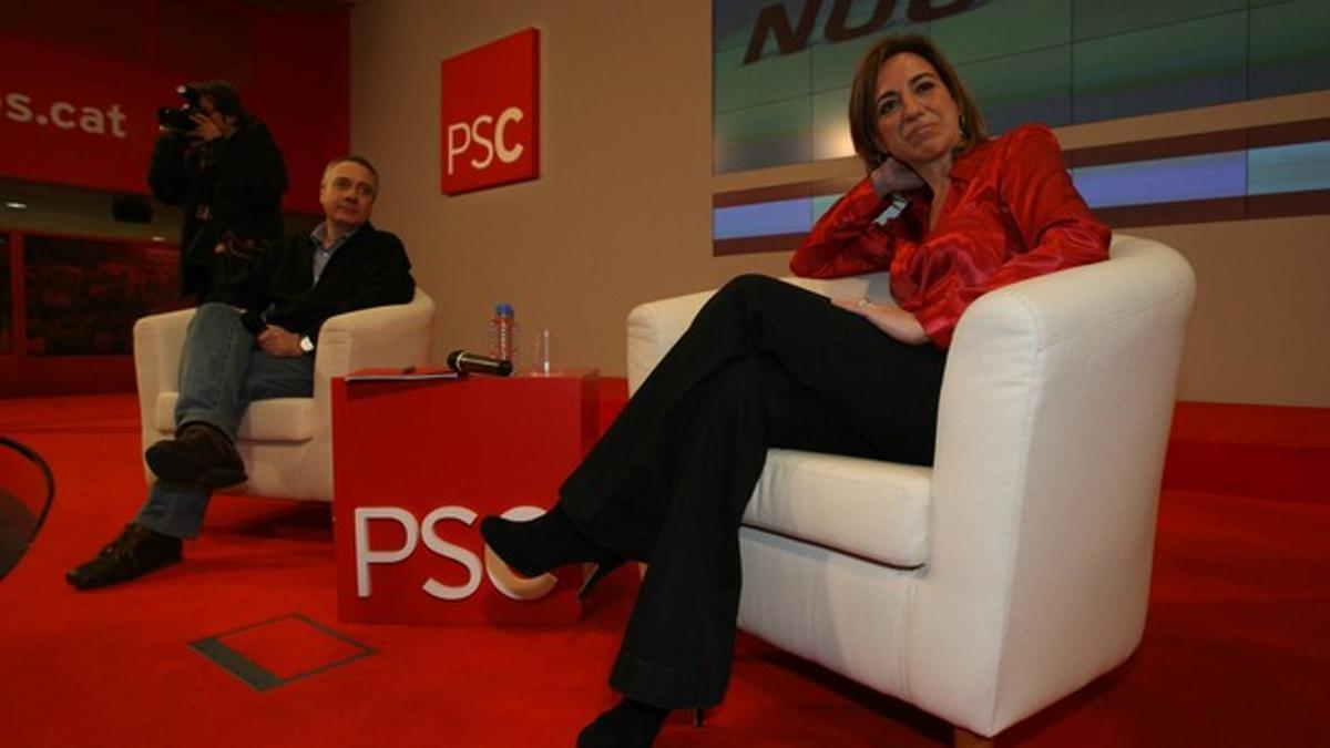 Carme Chacón y Pere Navarro, en la sede del PSC.