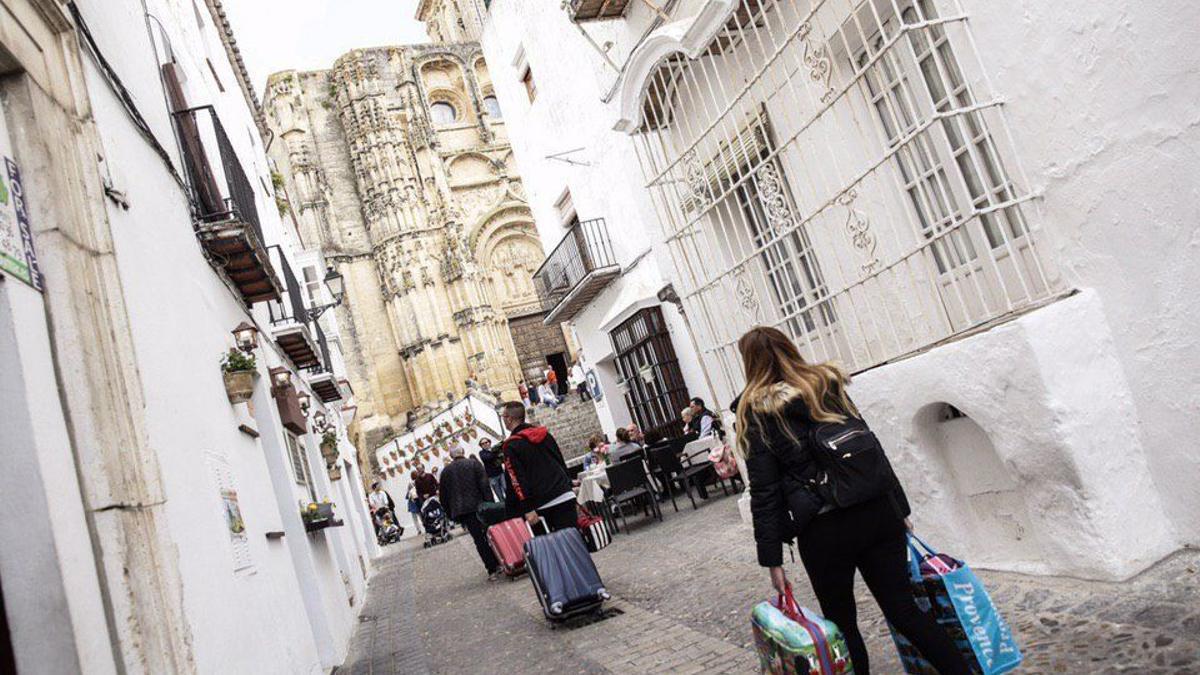 Turistas pasean por las calles de Cádiz, donde siguen disparándose los datos de viajeros y pernoctaciones