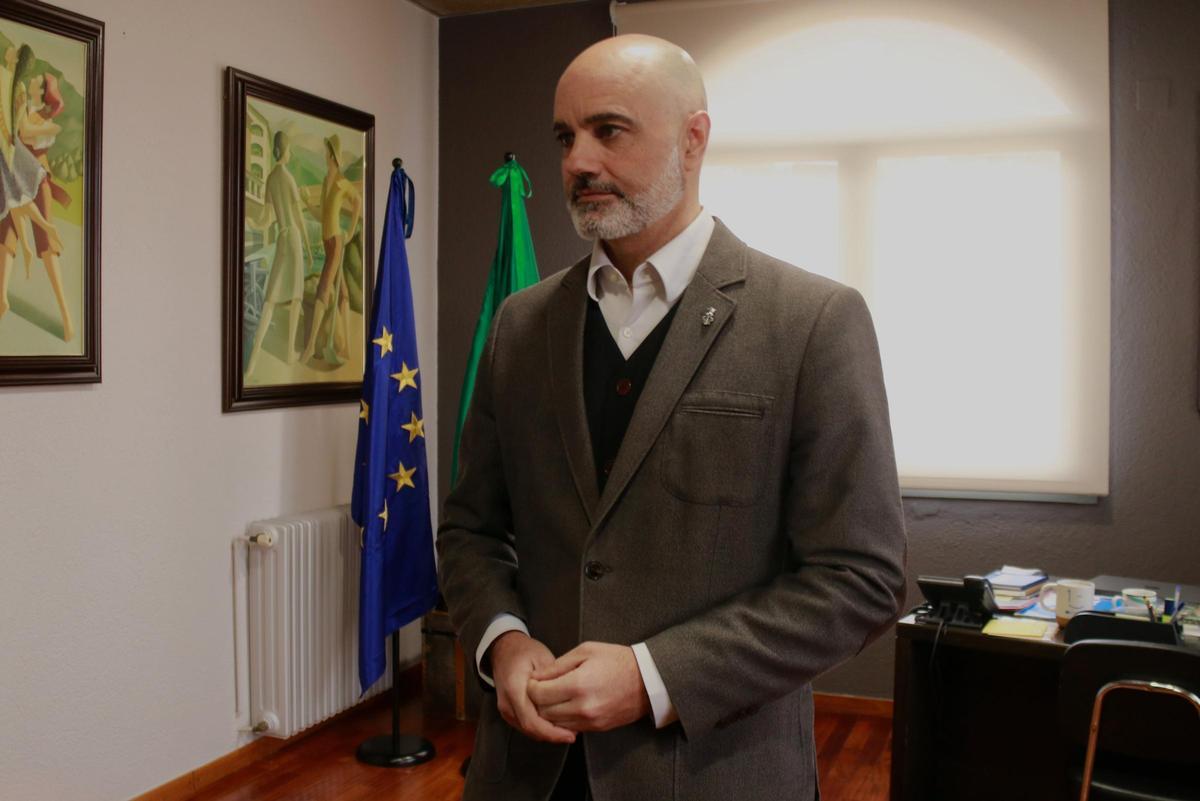 L'alcalde de Campdevànol, Oriol Lázaro, al seu despatx.