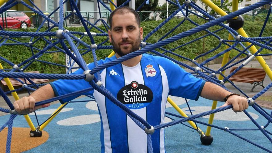 Juan Maceiras, con la camiseta del Dépor en la plaza Elíptica de Los Rosales.   | // VÍCTOR ECHAVE