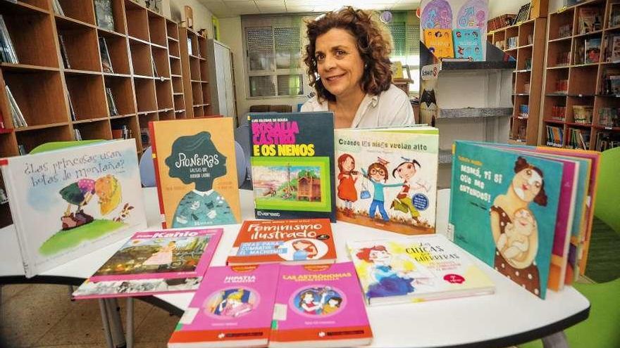 Esperanza Martínez es la responsable de la biblioteca del colegio Arealonga. // Iñaki Abella