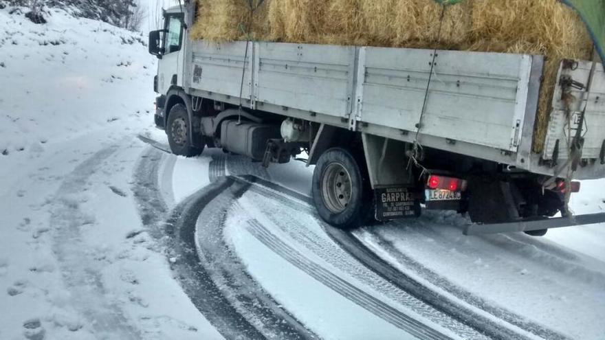 Nieve en las carreteras de Lugo. // EP