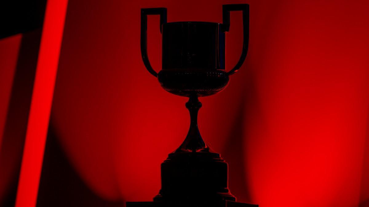 El trofeo de la Copa del Rey durante un sorteo