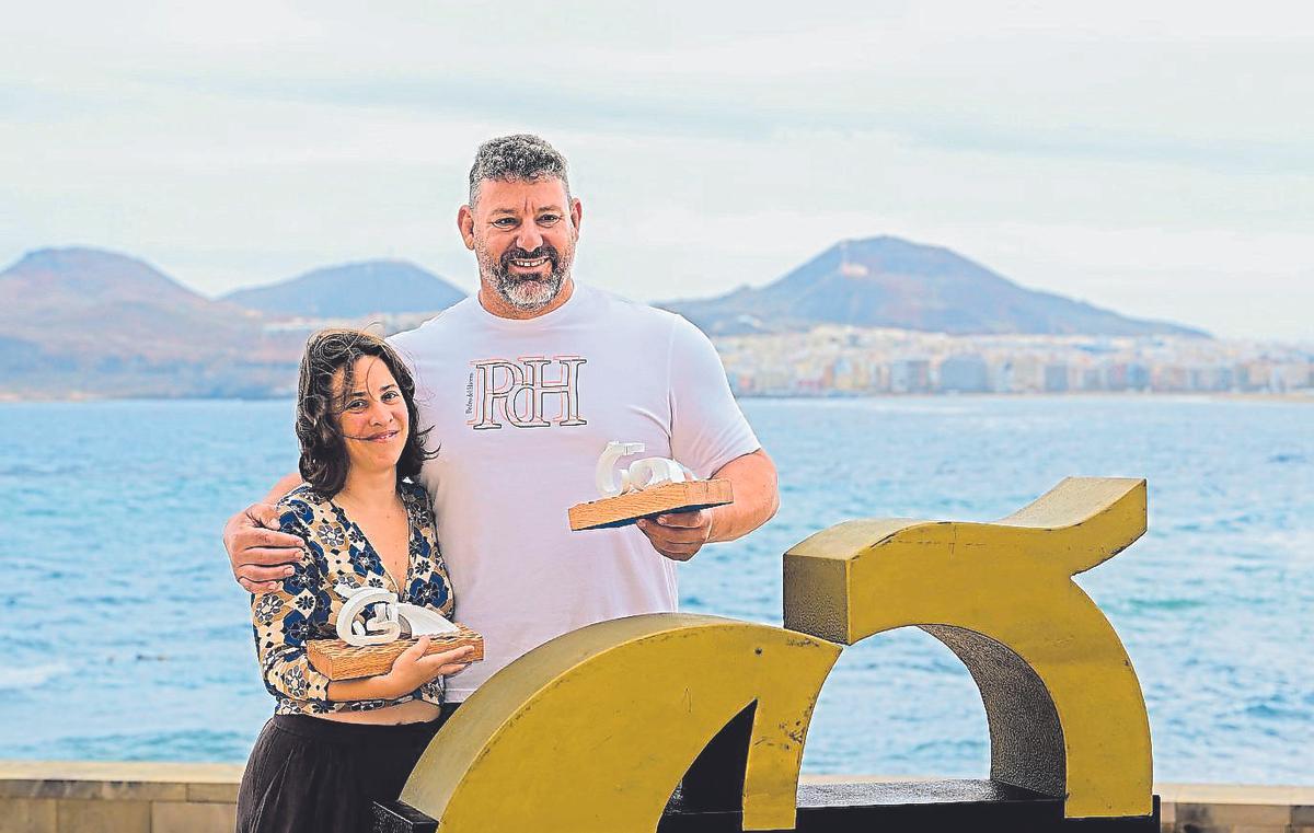 Marta Torrecilla, por ‘Somos islas’, y  Tomasín Padrón, por ‘La lucha’, con sus premios Richard Leacock.