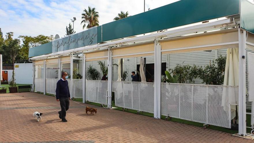 Denunciado un bar del río en Badajoz por exceder un 30% el aforo permitido en sus veladores