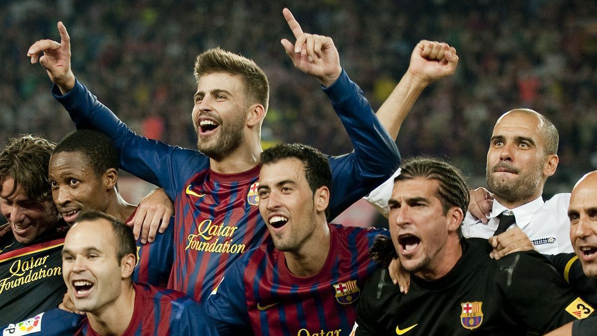 Sergio Busquets junto a Piqué, Iniesta, Keita, Pinto y Guardiola tras imponerse en la Supercopa de España, en agosto de 2011.