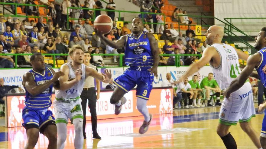 Chaz Williams saltan al aro de los valencianos en el partido de ida en el Pazo. |  // FERNANDO CASANOVA