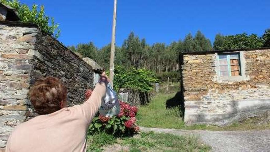 Una vecina señala la zona donde se ubicaría la explotación.