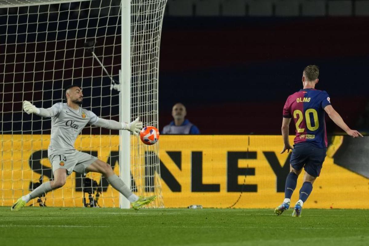 Leo Román salva un disparo de Dani Olmo.