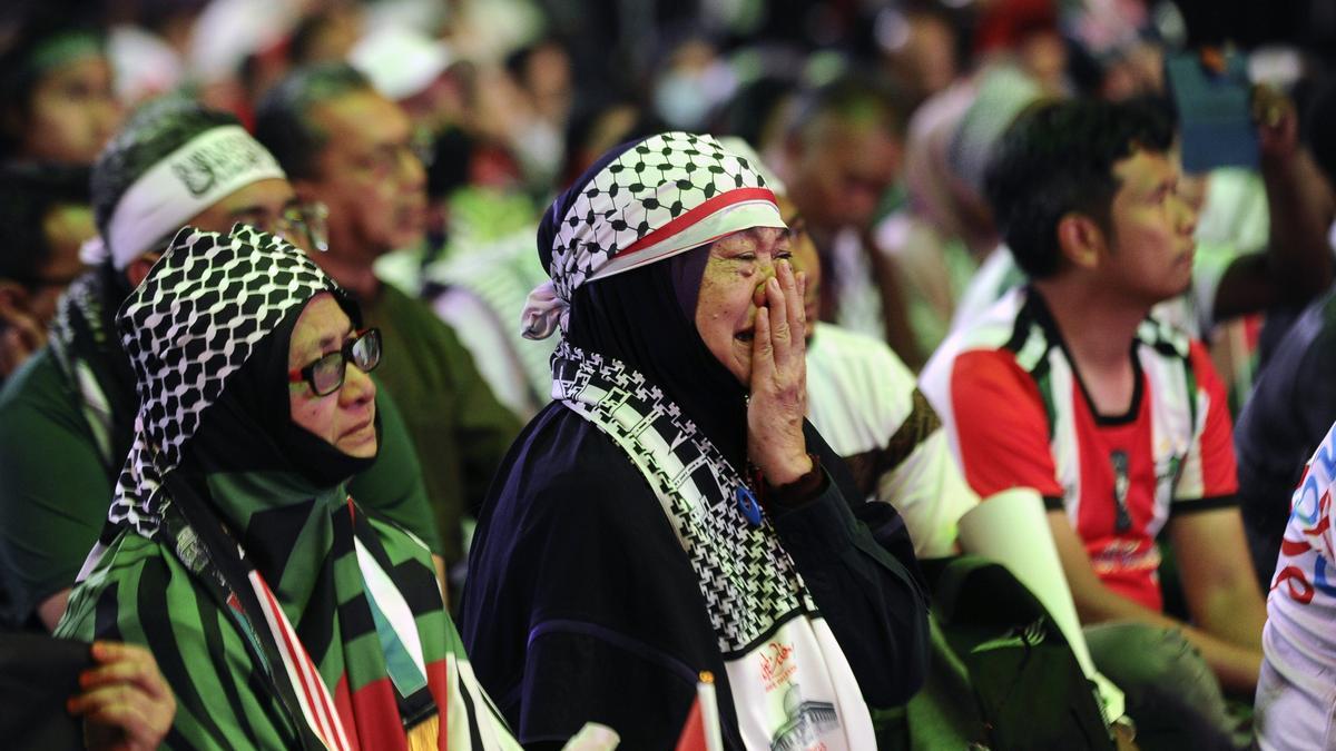 Una mujer llora durante un acto, en Kuala Lumpur, de protesta contra el asesinato de Ismail Haniyeh por el ejército israelí.