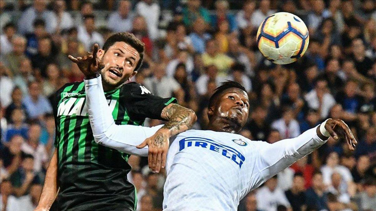 Stefanso Sensi pugnando el balón con Keita Baldé