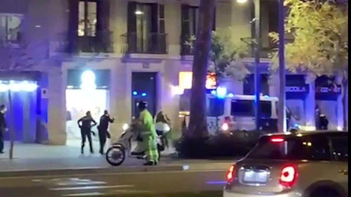 Dos agentes disparan contra un mendigo en el paseo de Sant Joan de Barcelona