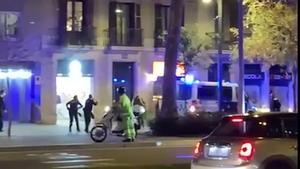 Dos agentes disparan contra un mendigo en el paseo de Sant Joan de Barcelona,