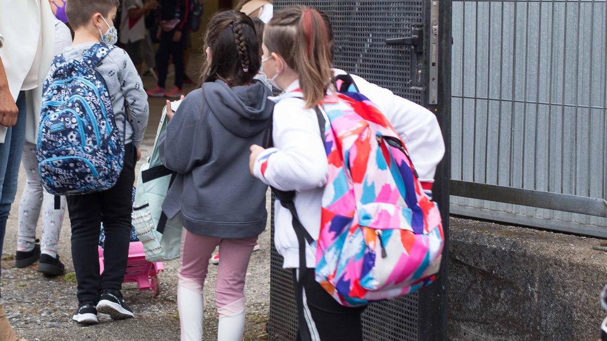 Imagen de recurso de unos niños entrando en el colegio.