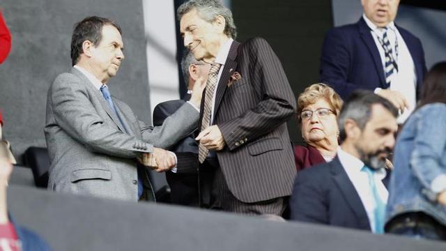 Caballero y Mouriño, en la grada de Balaídos, en el último partido de la temporada. // A. Villar