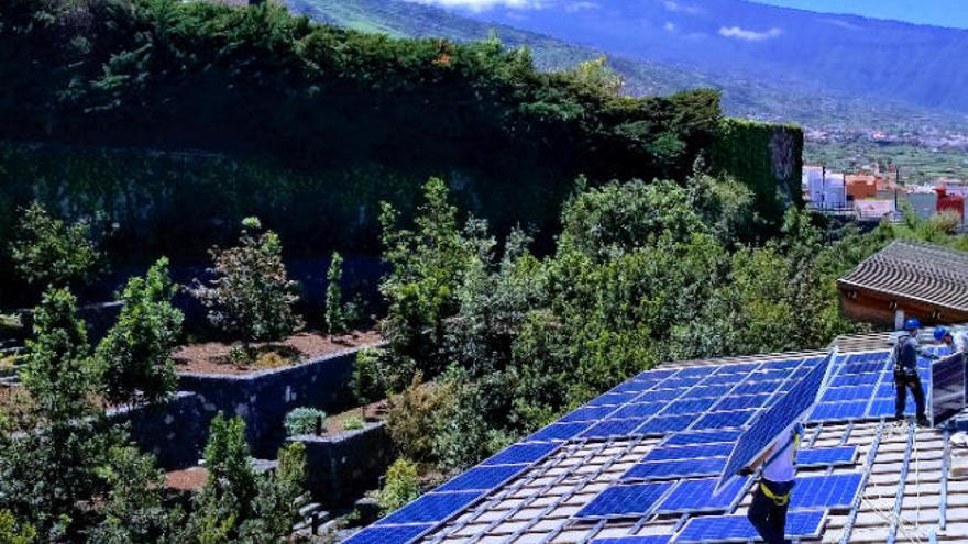 Placas solares fotovoltaicas en el tejado de un edificio público en el Norte de la Isla de Tenerife.