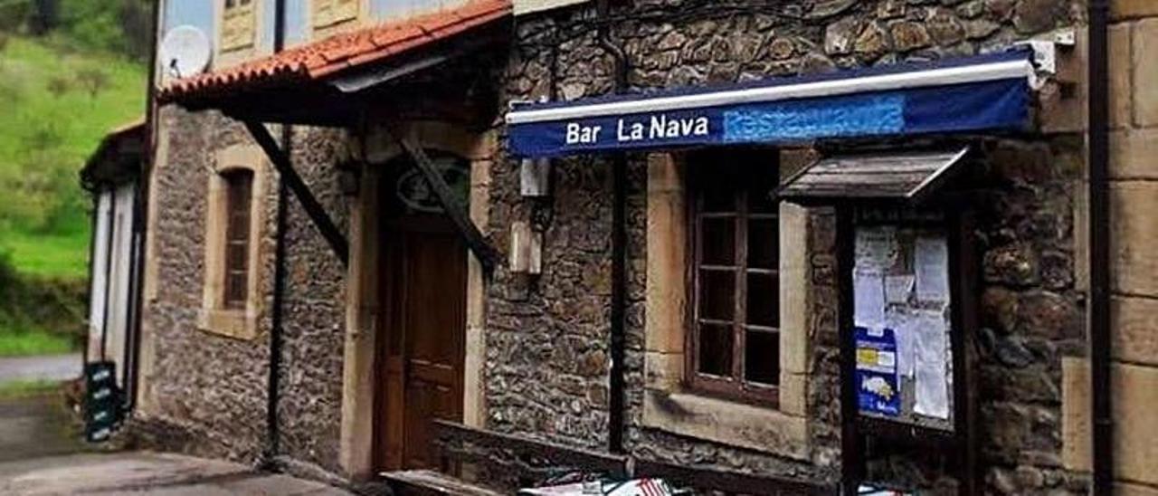 El edificio del bar La Nava, en Libardón (Colunga). | M. C. P.