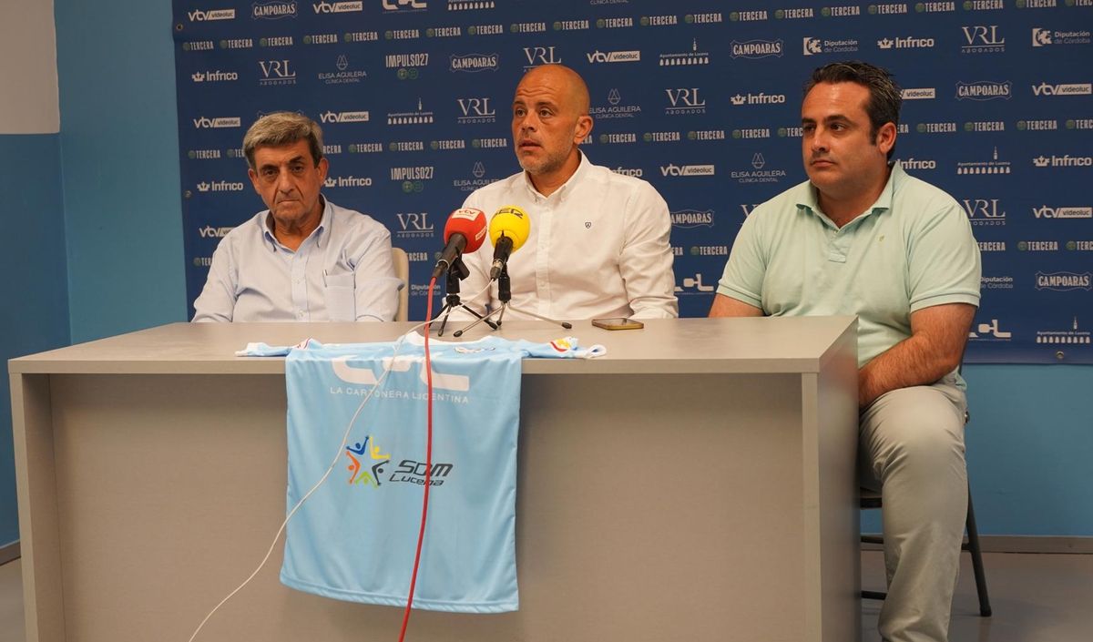 José Luis Ortiz, Salvador Serrano y Jorge Torres, en la presentación de Serrano.