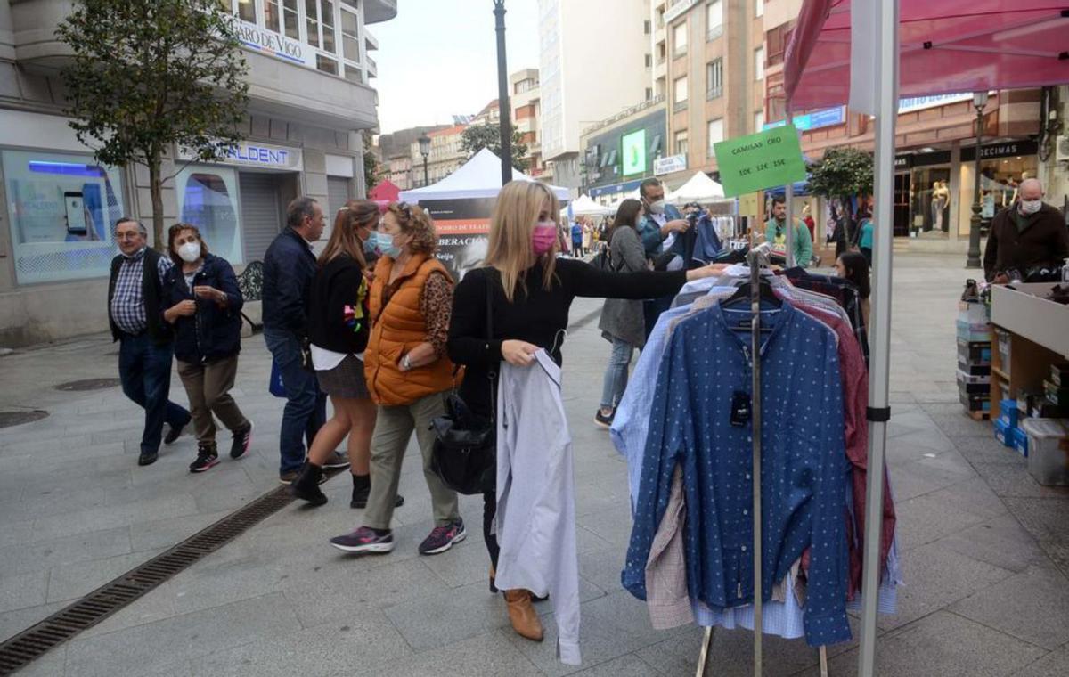 La feria de Zona Aberta reunió numeroso público. |   // NOÉ PARGA