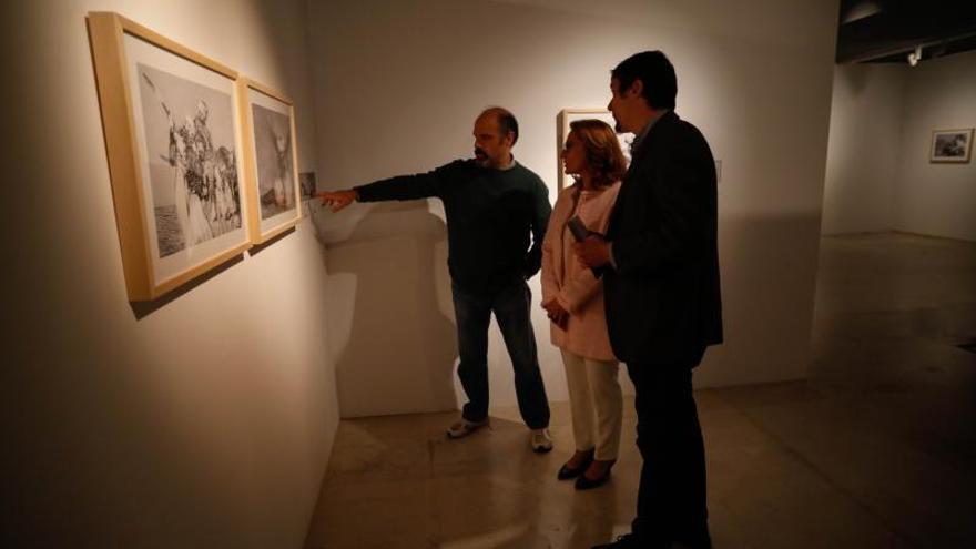 Responsables culturales en una exposición del centro