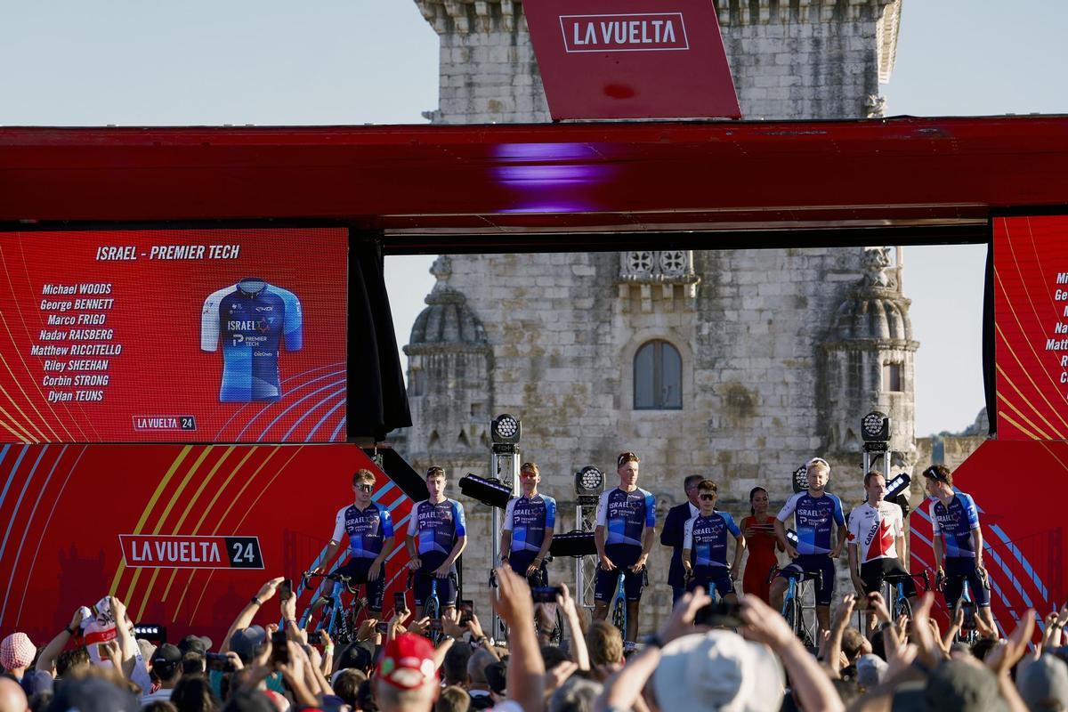 El Israel - Premier Tech durante la presentación de los equipos que van a correr La Vuelta en el inicio en Lisboa.