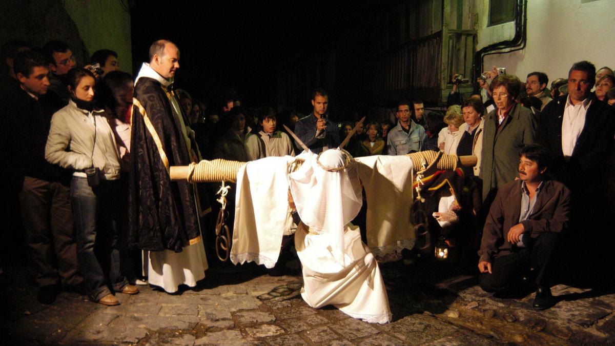 Los Empalaos recorren las calles de Valverde de la Vera la medianoche del Jueves al Viernes Santo.