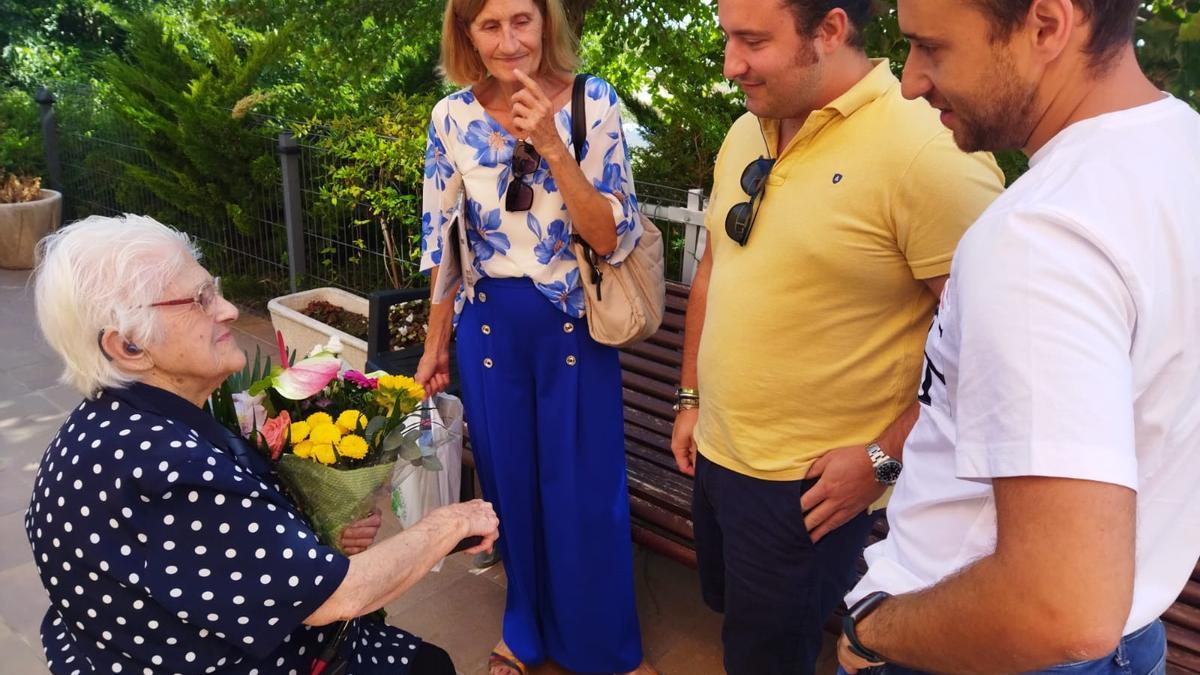 Amparo recibe la visita del alcalde de su pueblo, Robres.